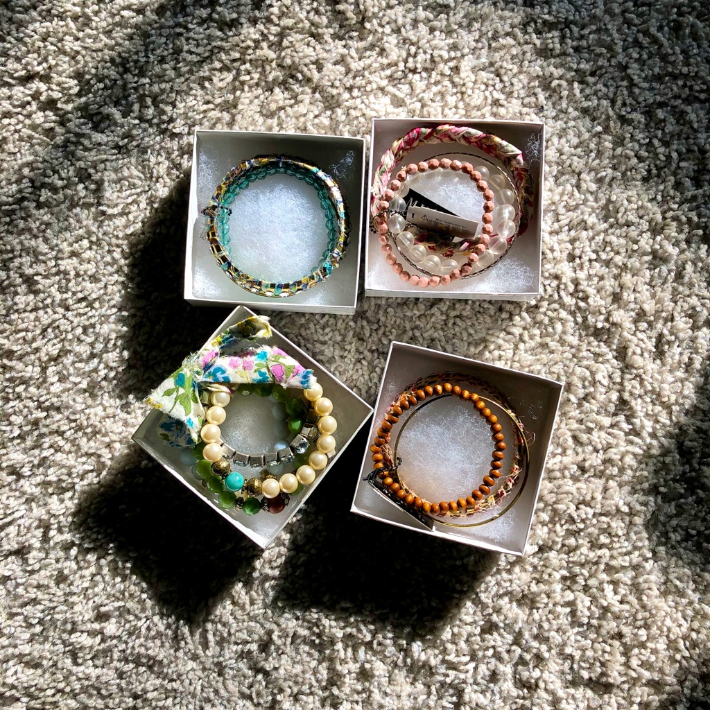 4 Bracelet Sets With Box 11$